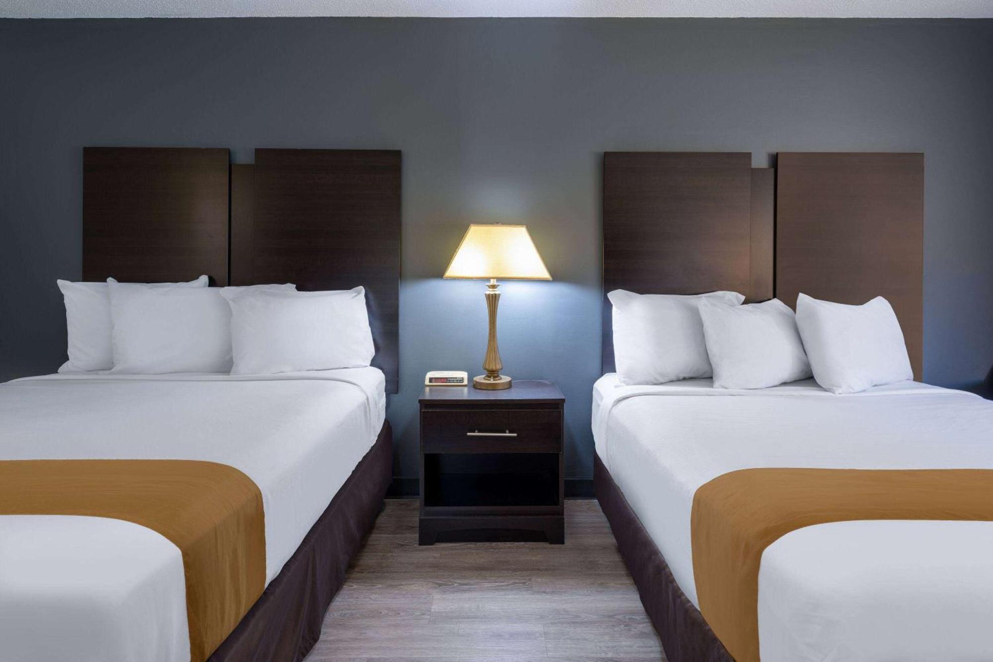 Travelodge By Wyndham Merrill Exteriör bild