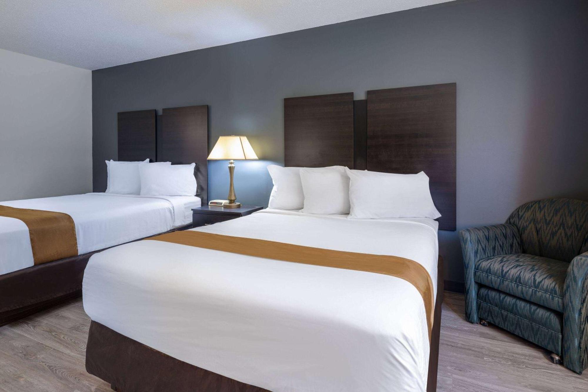 Travelodge By Wyndham Merrill Exteriör bild