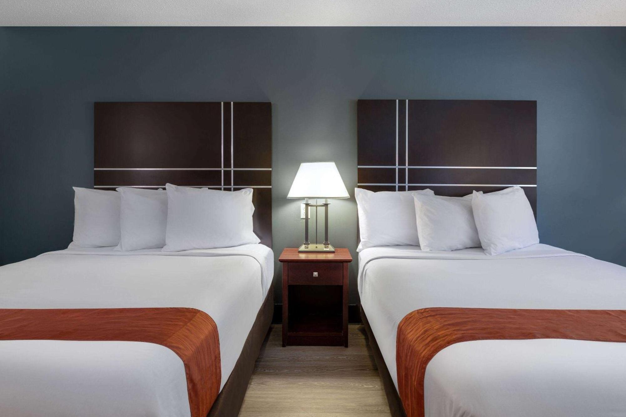 Travelodge By Wyndham Merrill Exteriör bild