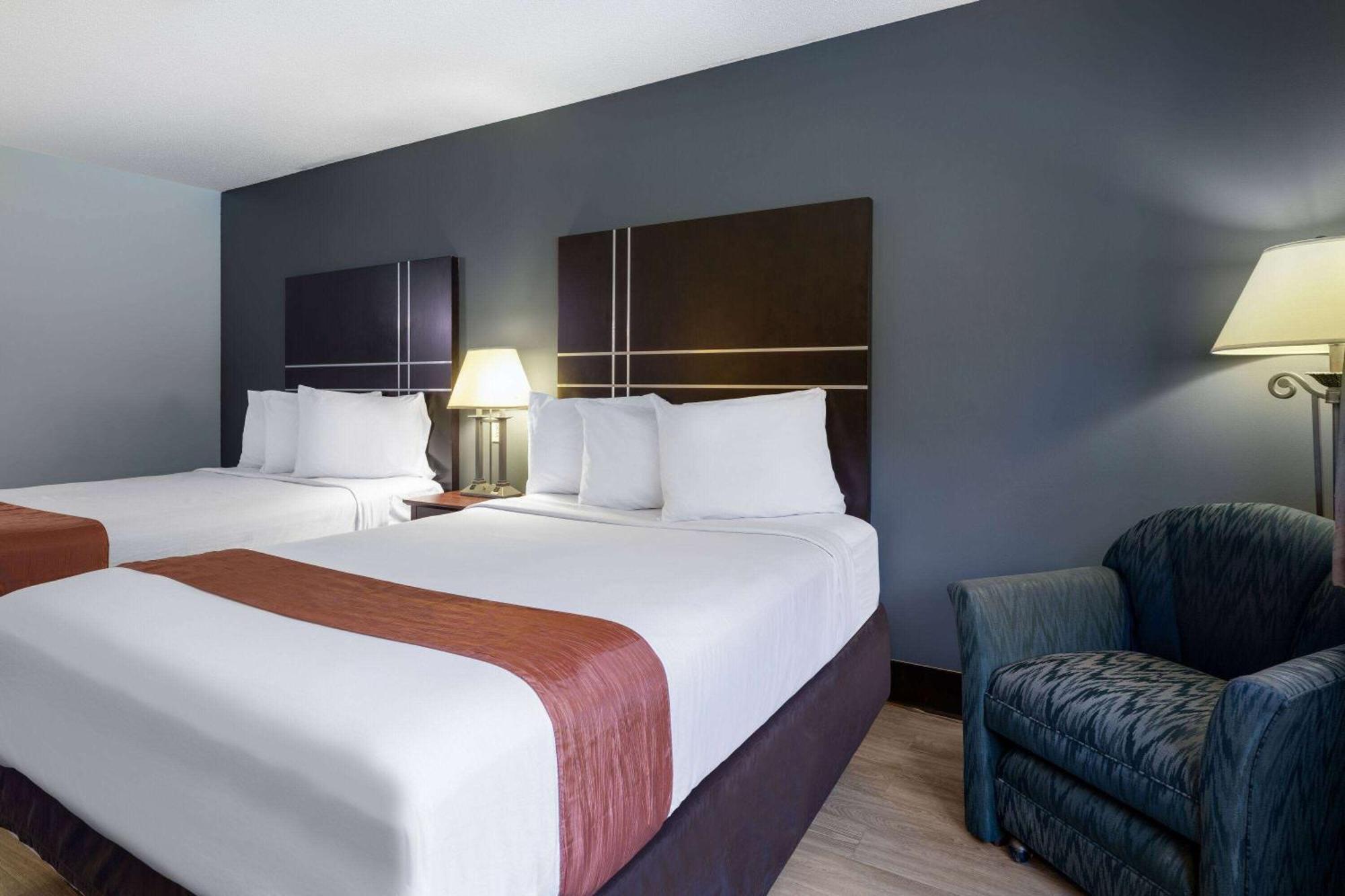 Travelodge By Wyndham Merrill Exteriör bild