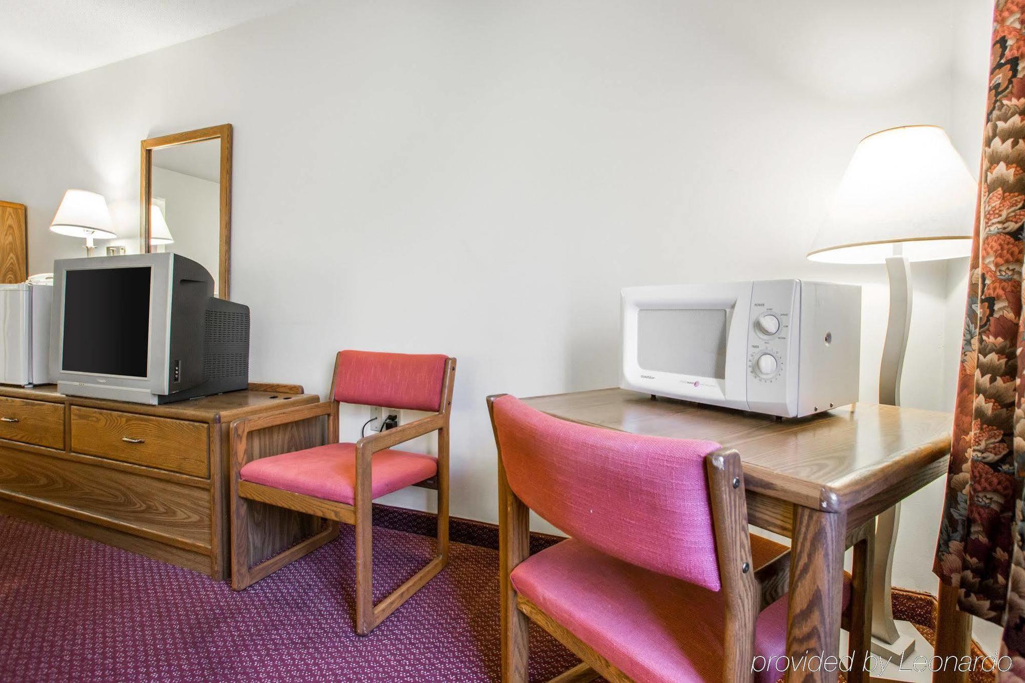 Travelodge By Wyndham Merrill Exteriör bild